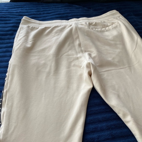 ❌ SOLD ❌ Guess LA Sweatpants - Picture 5 of 6